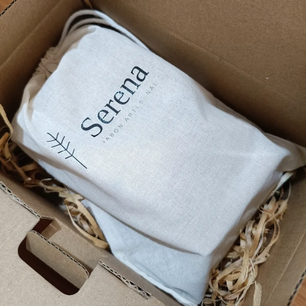 Empaque real del Kit Serena dentro de su caja de envío