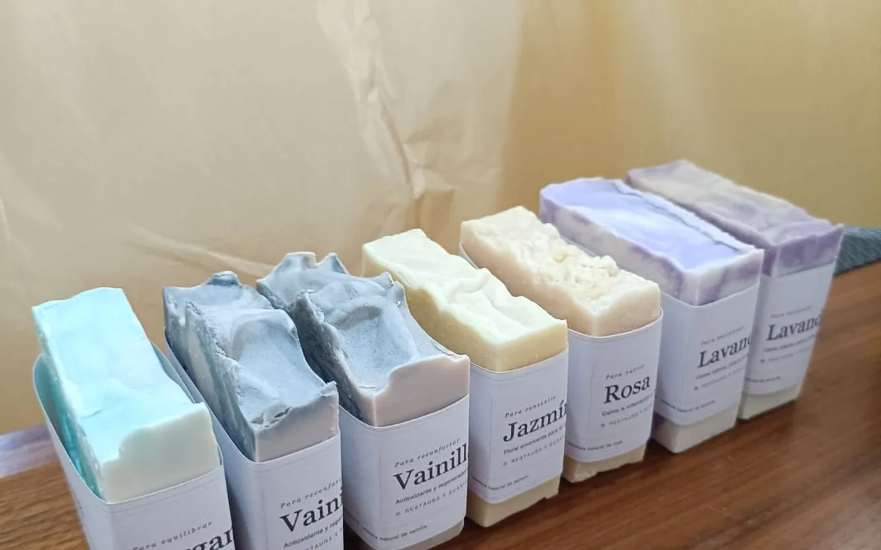 Variedad real de jabones Serena etiquetados por aroma